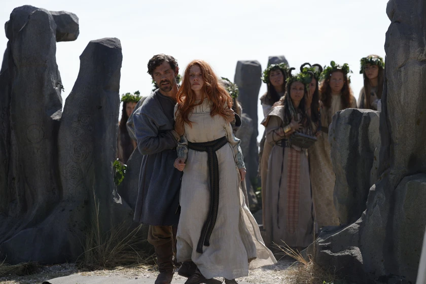 Tom Payne y Emily Cox en el-medico-2