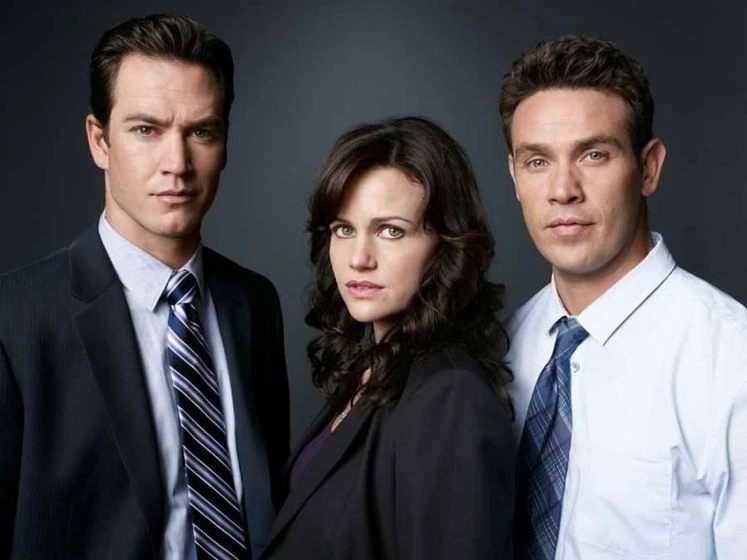 Carla Gugino, Kevin Alejandro y Mark-Paul Gosselaar en Escondida