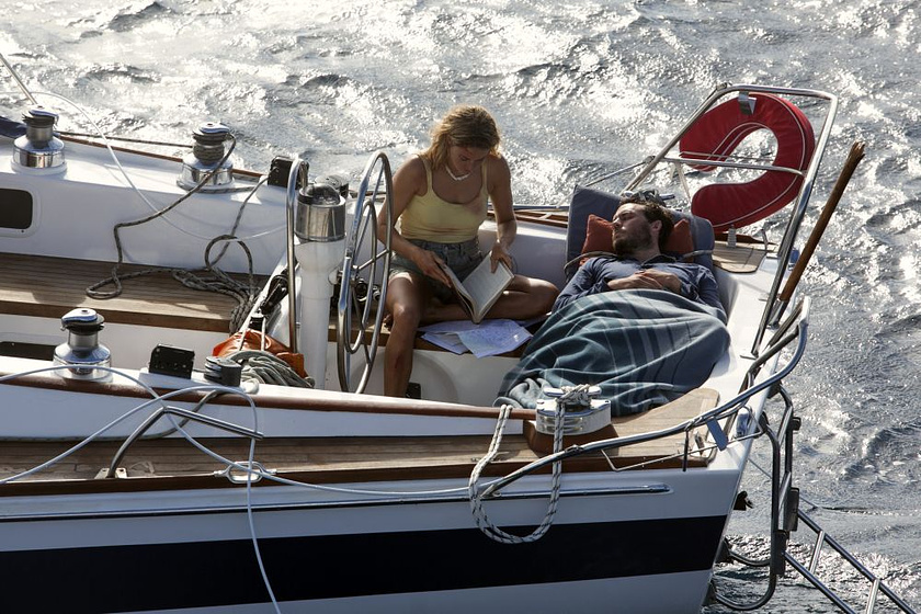 Shailene Woodley y Sam Claflin en A la Deriva
