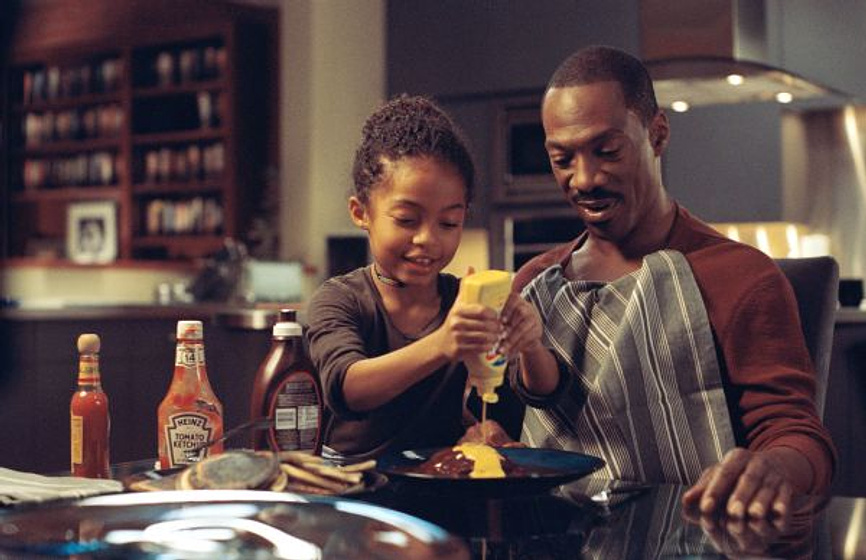 Eddie Murphy y Yara Shahidi en Imagine