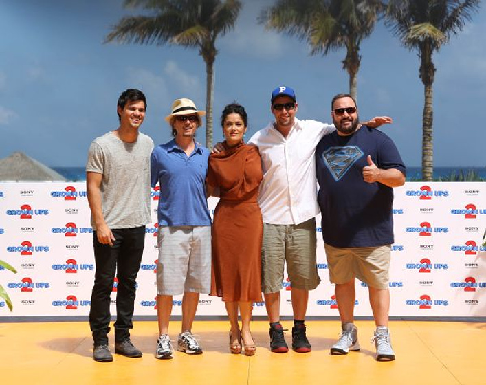 Salma Hayek, Adam Sandler, David Spade, Kevin James y Taylor Lautner en Niños grandes 2 (Photocall en Cancún. Abril 2013)