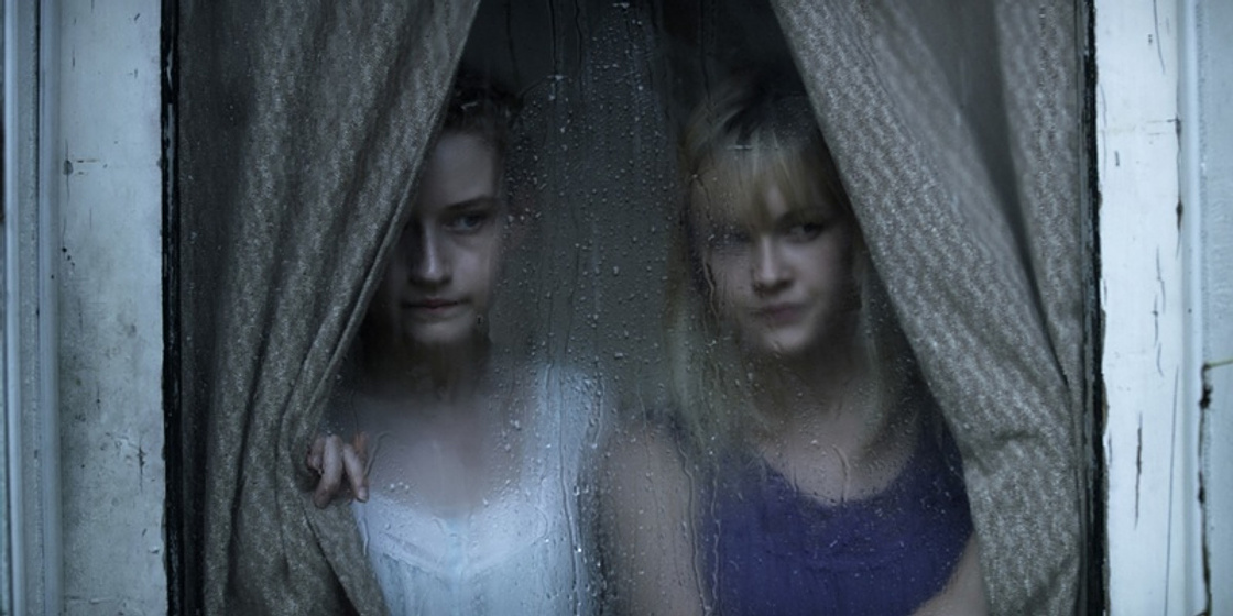 Julia Garner y Ambyr Childers en Somos lo que somos
