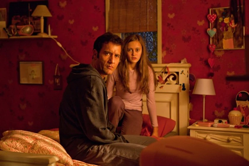 Clive Owen y Ella Purnell en Intruders