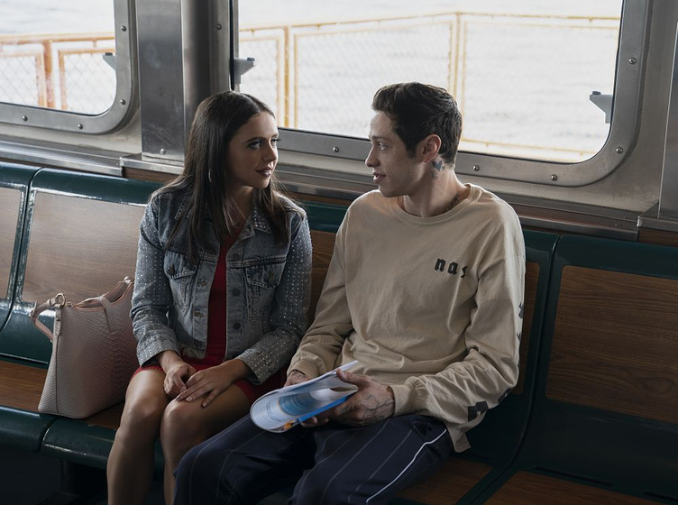 Pete Davidson y Bel Powley en El Rey del Barrio