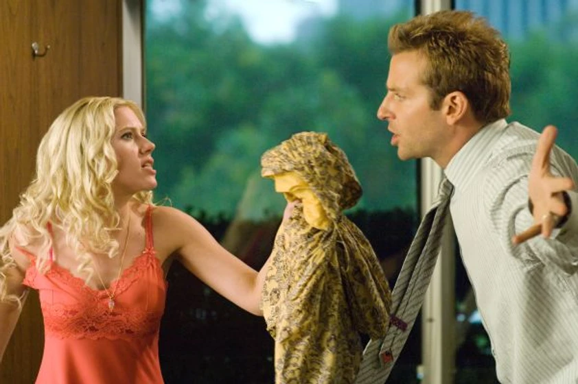 Scarlett Johansson y Bradley Cooper en ¿Qué les pasa a los hombres?
