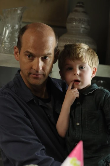 Anthony Edwards en una-mama-en-apuros