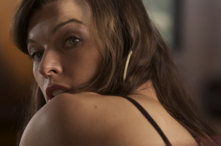 Milla Jovovich en Stone