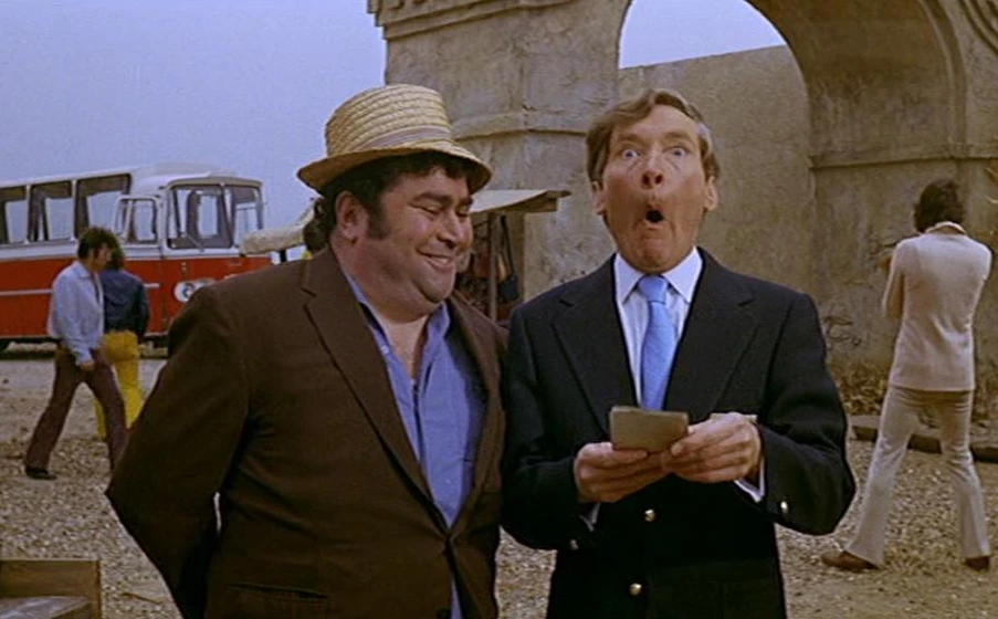 Kenneth Williams y Gertan Klauber en carry-on-abroad