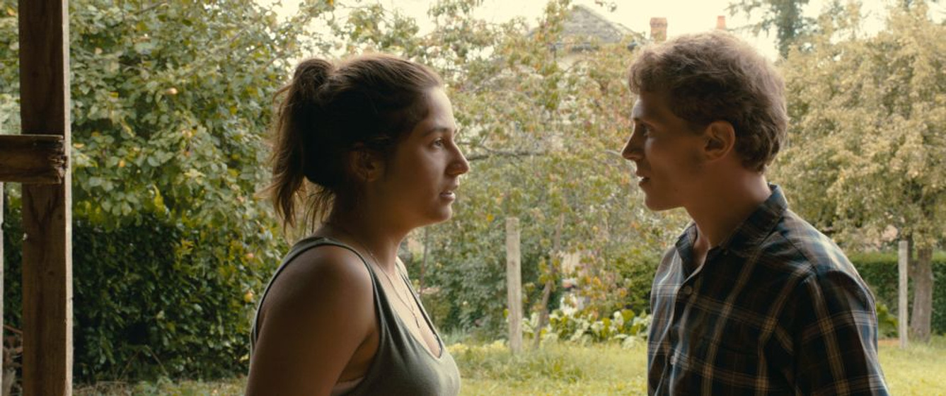 Kévin Azaïs y Izïa Higelin en Un Amor de verano