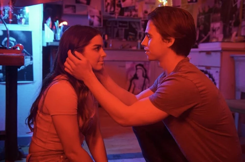 Tanner Buchanan y Addison Rae en alguien-como-el