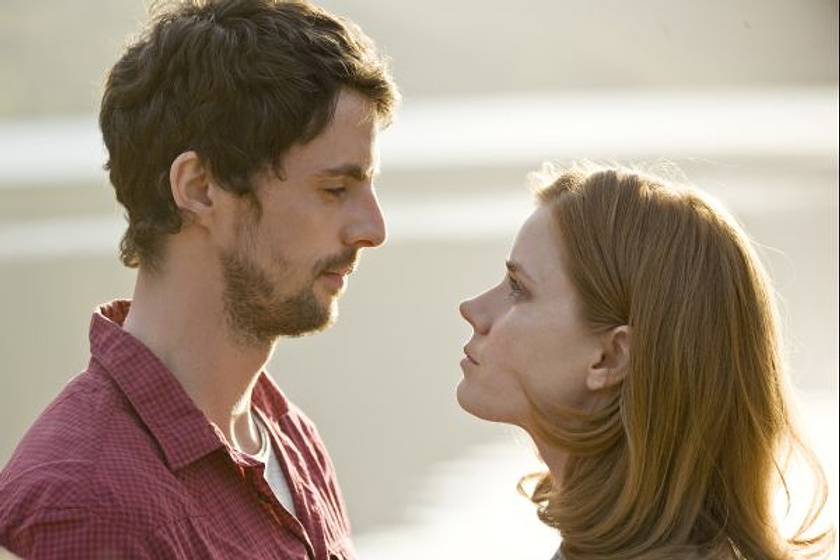 Matthew Goode y Amy Adams en Tenías Que Ser Tú