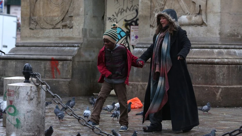 Catherine Frot y Mahamadou Yaffa en bajo-las-estrellas-de-paris