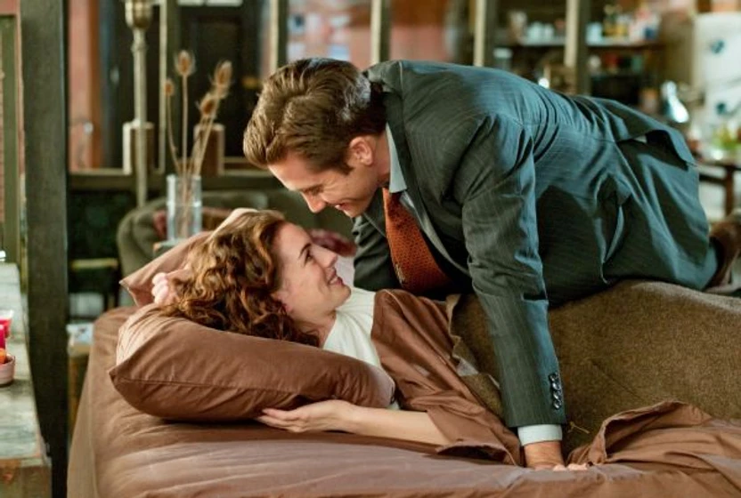 Jake Gyllenhaal y Anne Hathaway en amor-y-otras-drogas