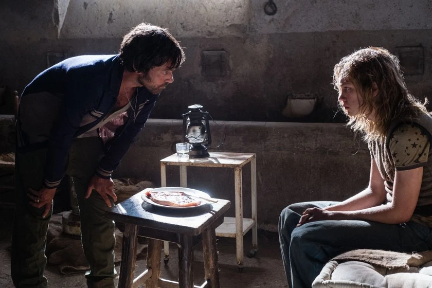 Romain Duris y Charlie Plummer en todo-el-dinero-del-mundo