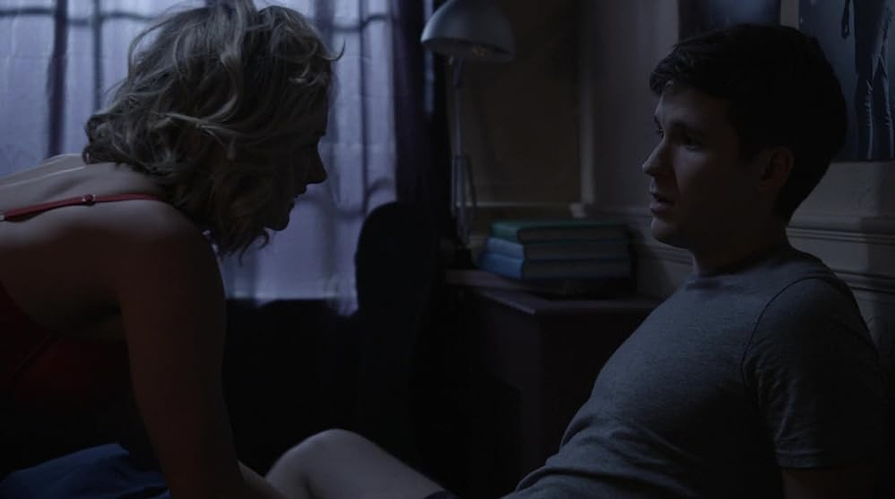 Devon Werkheiser y Alyshia Ochse en conducta-inapropiada