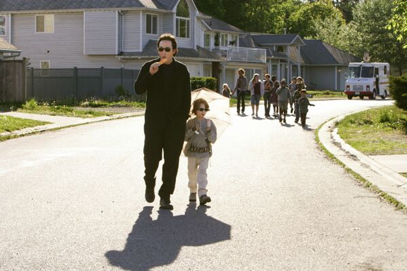 John Cusack y Bobby Coleman en El Niño de Marte