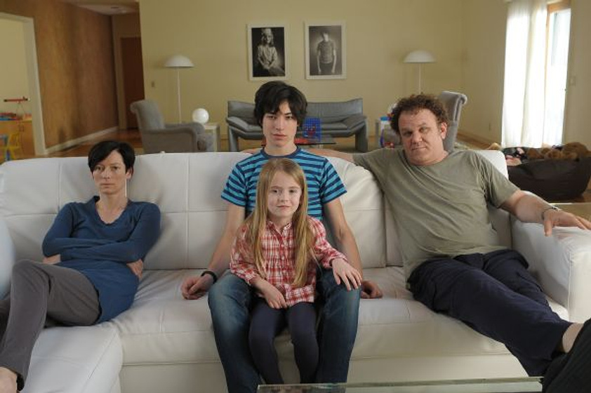 John C. Reilly, Tilda Swinton, Ezra Miller y Ashley Gerasimovich en Tenemos que hablar de Kevin