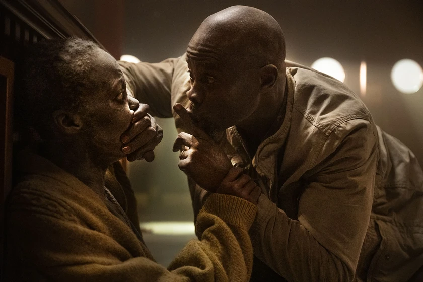 Djimon Hounsou y Lupita Nyong'o en un-lugar-tranquilo-dia-uno