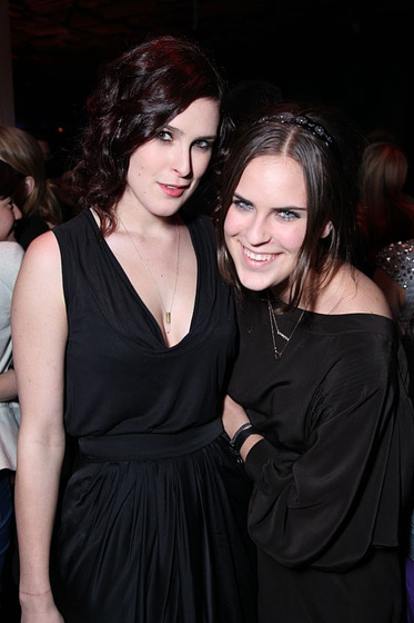 Rumer Willis y Scout Willis en Sin Compromiso (Premiere en Los Ángeles. Enero 2011)