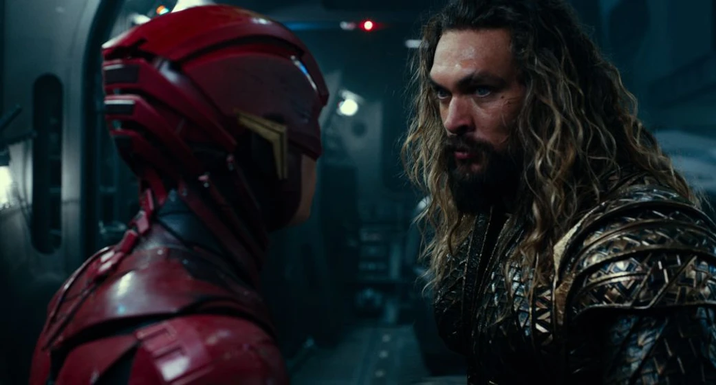 Ezra Miller y Jason Momoa en la-liga-de-la-justicia