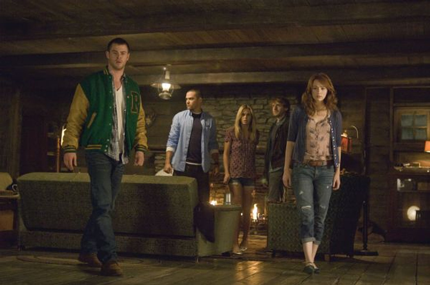 Fran Kranz, Chris Hemsworth, Jesse Williams, Kristen Connolly y Anna Hutchison en La Cabaña en el Bosque