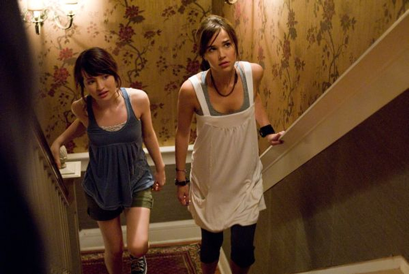 Emily Browning y Arielle Kebbel en Presencias Extrañas