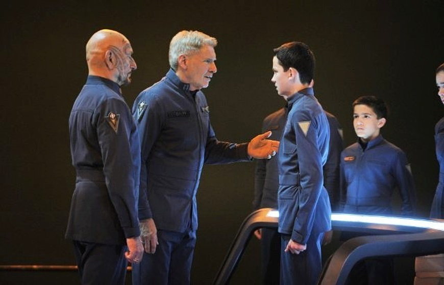 Harrison Ford [I], Ben Kingsley y Asa Butterfield en El Juego de Ender