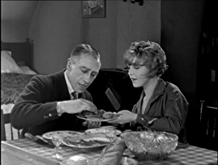 Gordon Harker y Betty Balfour en champagne