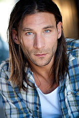 picture of actor Zach McGowan