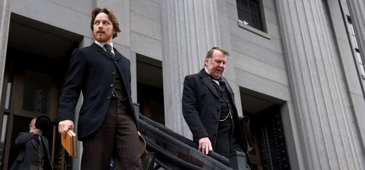 Tom Wilkinson y James McAvoy en La Conspiración