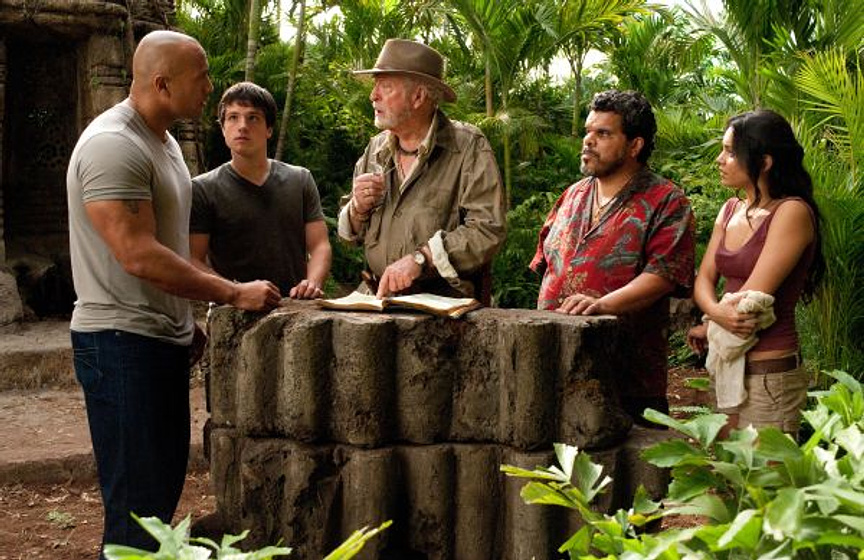 Michael Caine, Luis Guzmán, Dwayne Johnson, Josh Hutcherson y Vanessa Hudgens en Viaje al centro de la tierra 2. La Isla misteriosa