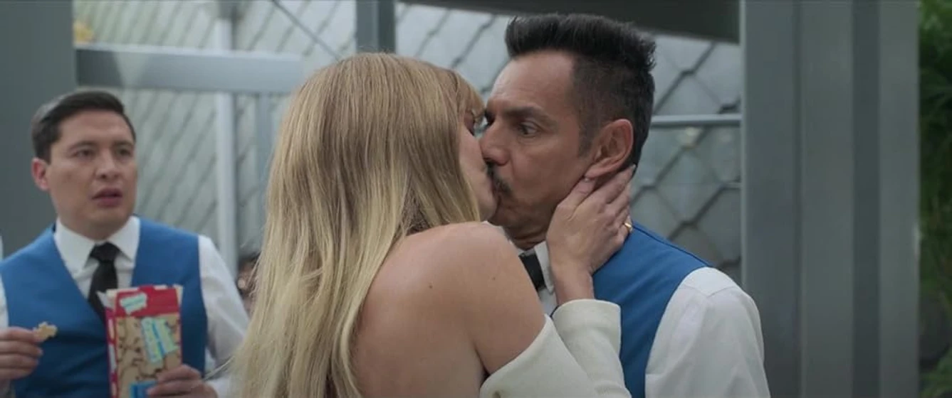 Armando Hernández, Eugenio Derbez y Samara Weaving en el-aparcacoches