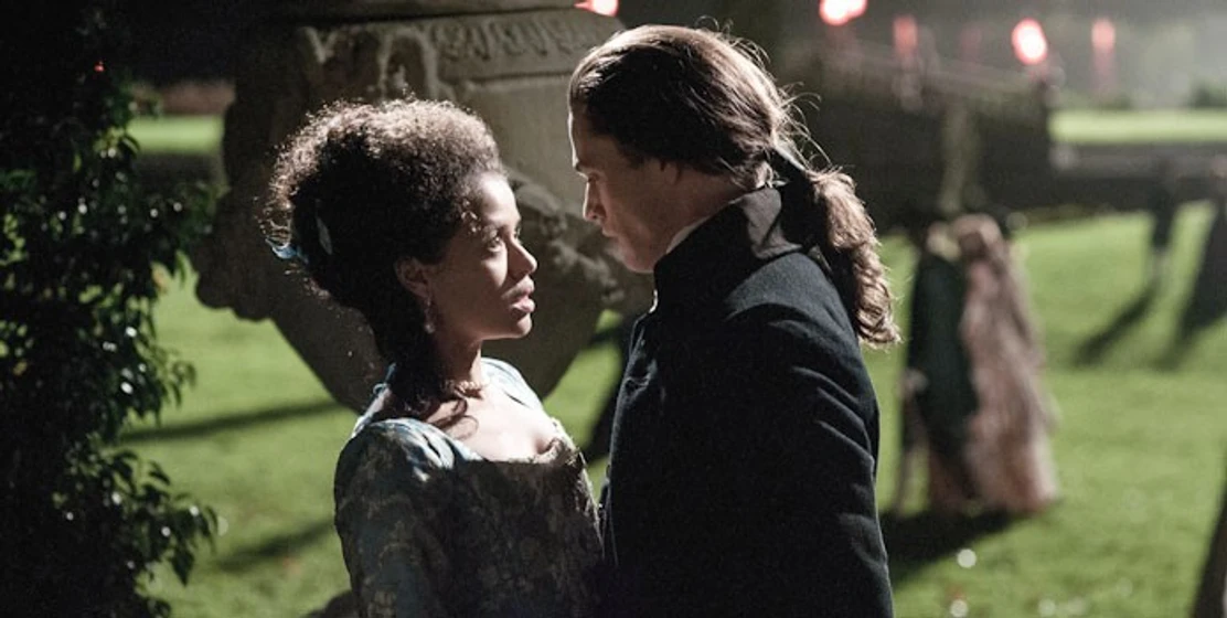 Gugu Mbatha-Raw y Sam Reid en belle-1973