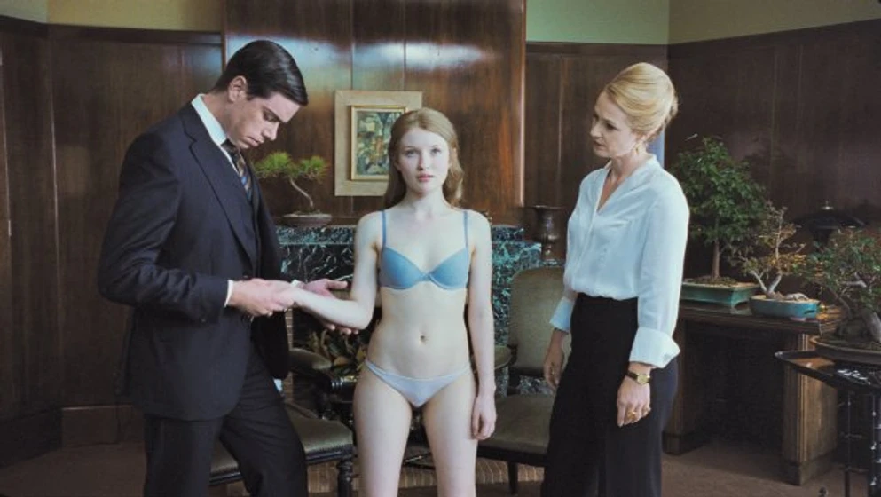 Emily Browning y Rachael Blake en sleeping-beauty
