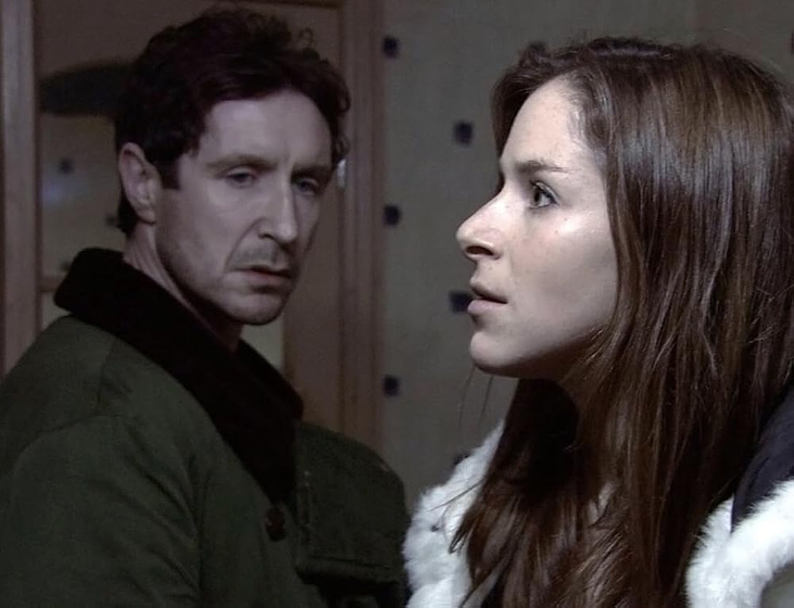 Paul McGann y Chloe Sirene en gypo
