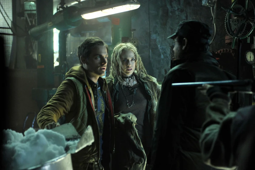 Bill Paxton, Kevin Zegers y Charlotte Sullivan en Colonia V