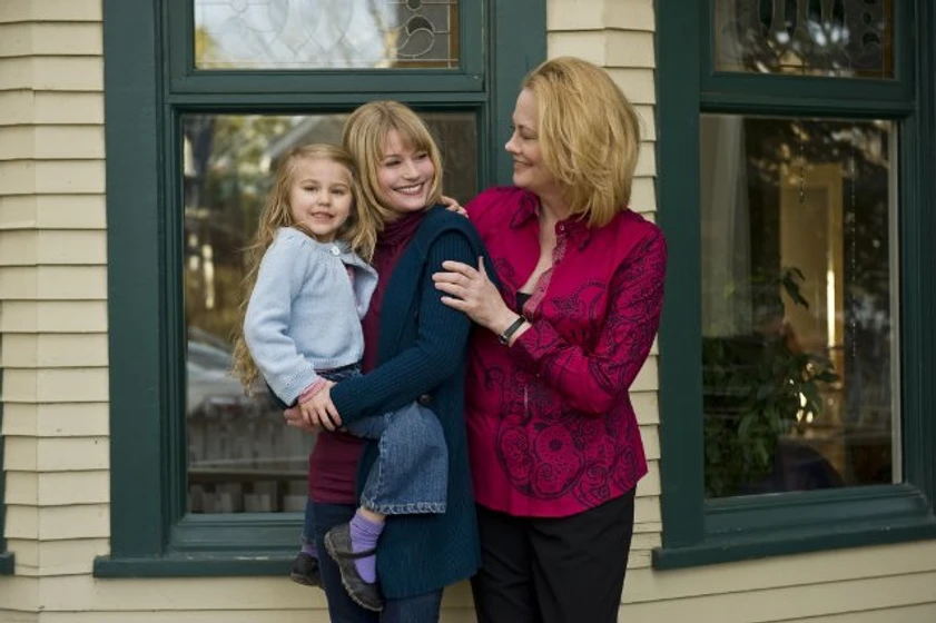 Cybill Shepherd y Emilie de Ravin en sola-ante-el-peligro-2009
