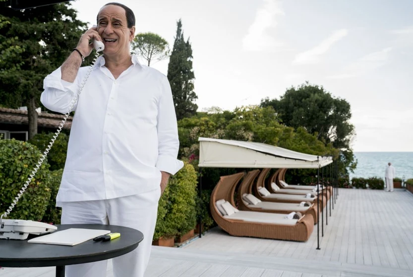 Toni Servillo en silvio-y-los-otros