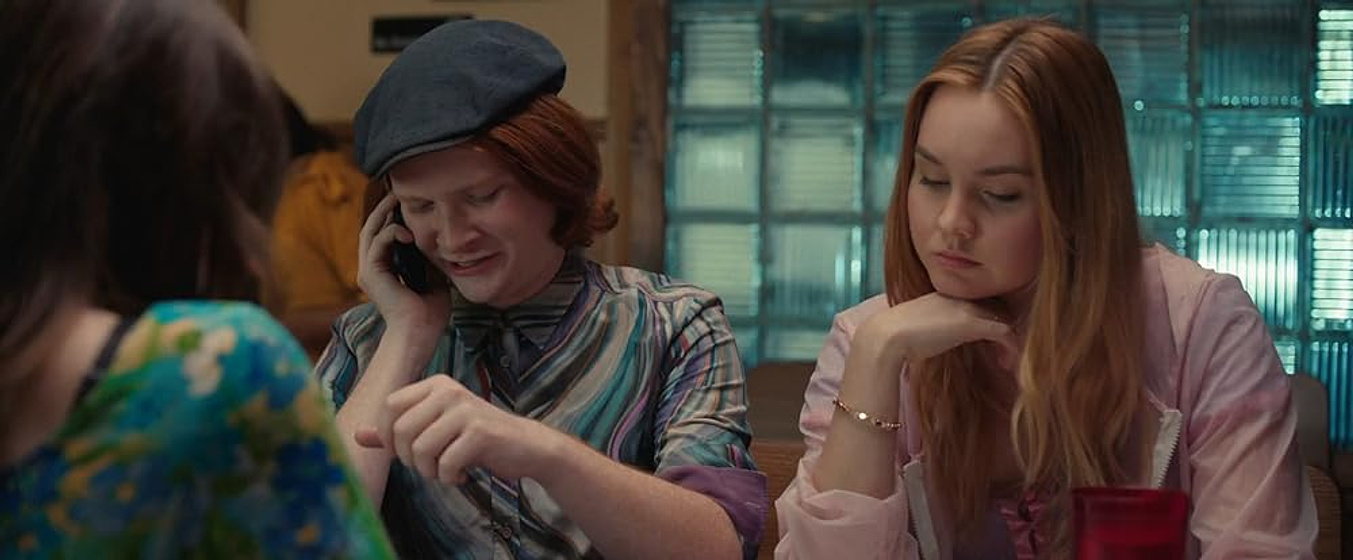 Liana Liberato y Luke Spencer Roberts en banana-split