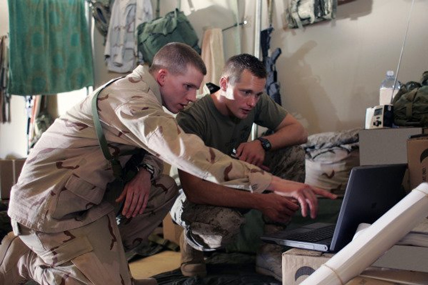 Stark Sands y Alexander Skarsgård en Generation Kill