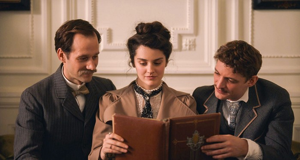 Niels Schneider, Noémie Merlant y Benjamin Lavernhe en Curiosa