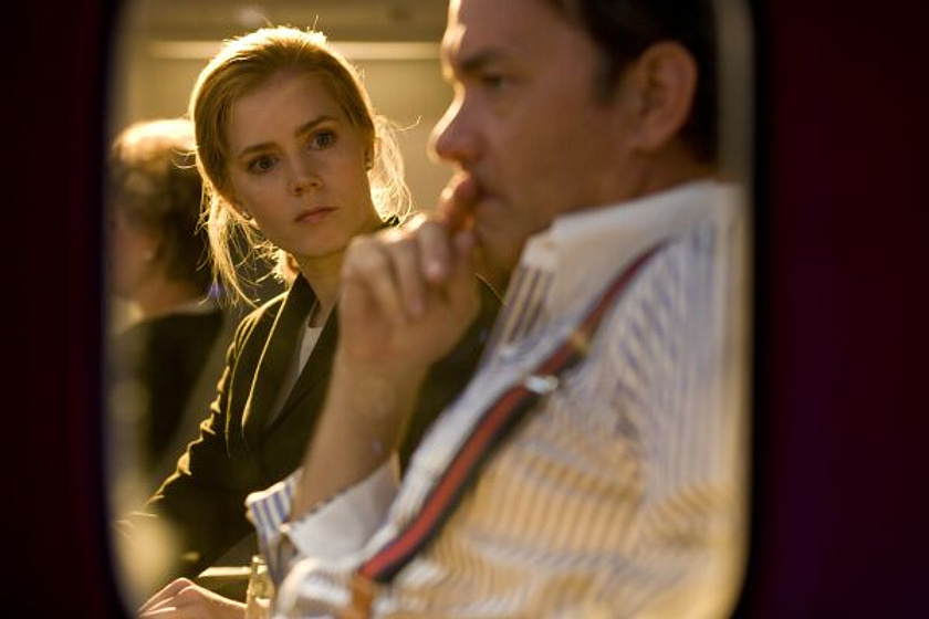 Tom Hanks y Amy Adams en La Guerra de Charlie Wilson