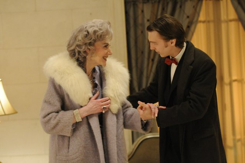 Paul Dano y Marian Seldes en The Extra Man