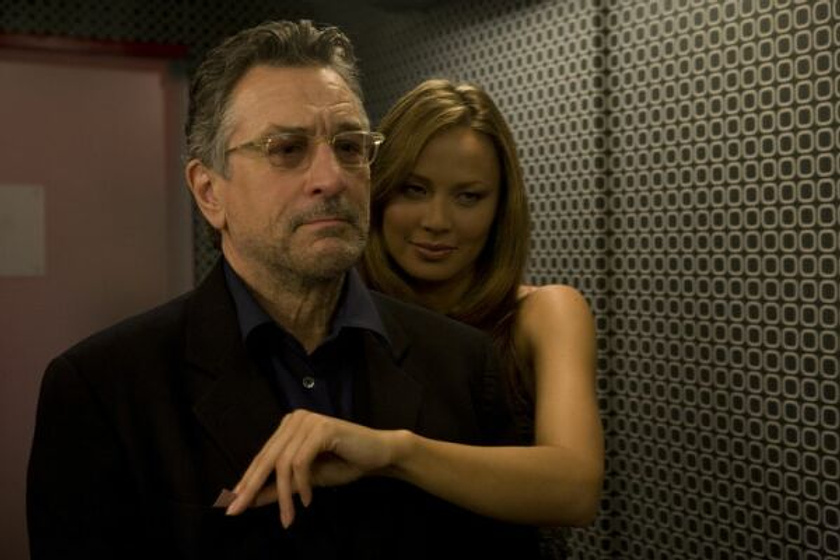 Robert De Niro y Moon Bloodgood en Algo pasa en Hollywood