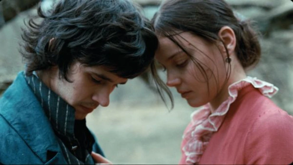 Ben Whishaw y Abbie Cornish en bright-star