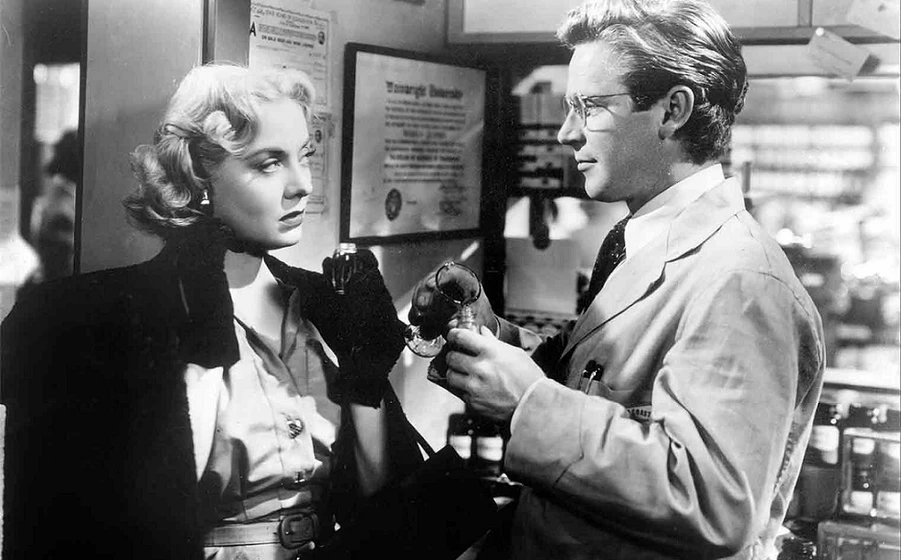 Audrey Totter y Richard Basehart en tension