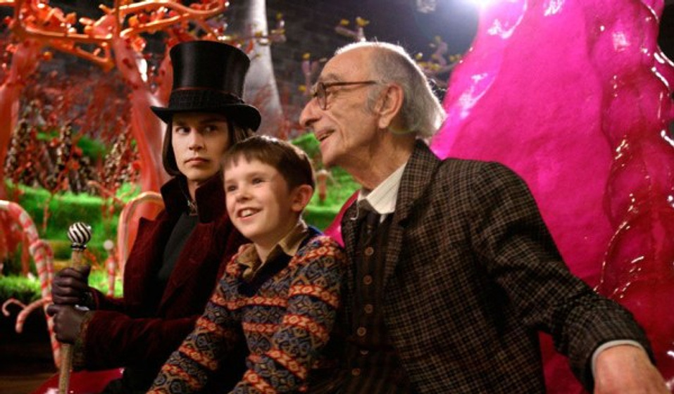 Johnny Depp, David Kelly y Freddie Highmore en Charlie y la fábrica de Chocolate