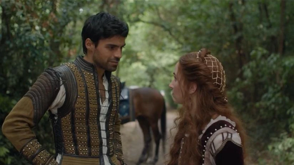 Kaitlyn Dever y Sean Teale en rosalina