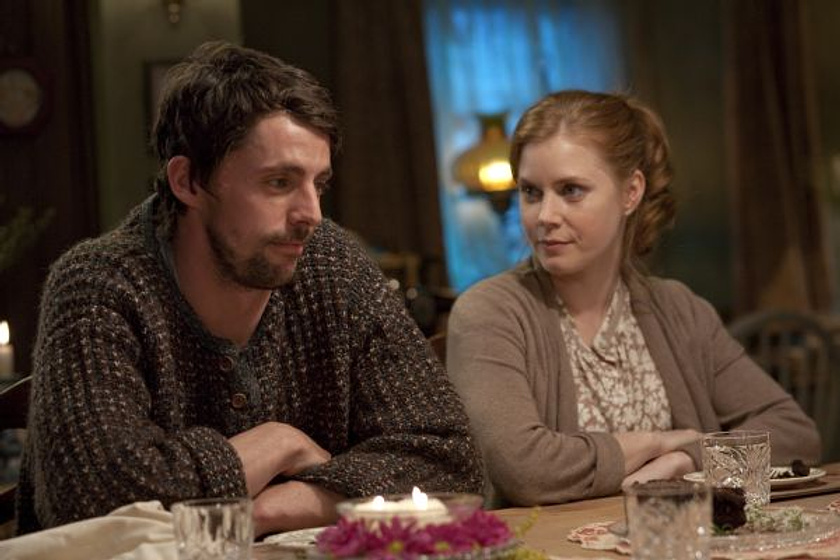 Matthew Goode y Amy Adams en Tenías Que Ser Tú