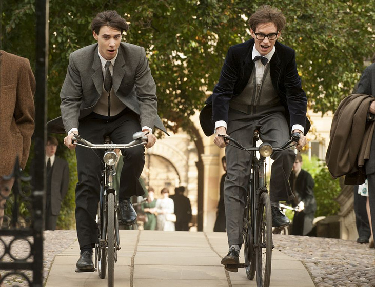 Eddie Redmayne y Harry Lloyd en La Teoría del Todo